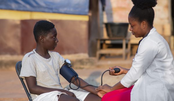 africa-humanitarian-aid-doctor-taking-care-patient